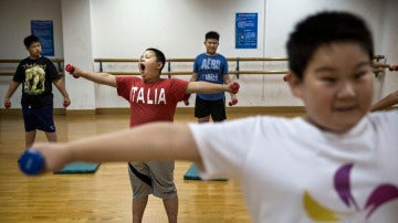 Niños chinos haciendo ejercicio