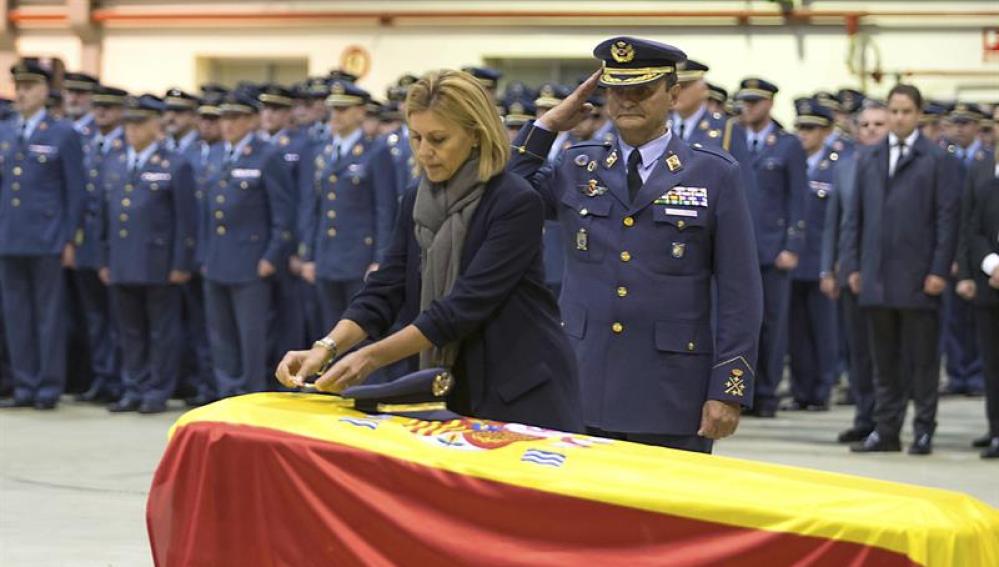 Cospedal condecorao con la Cruz al Mérito Aeronáutico con Distintivo al teniente Fernando Pérez