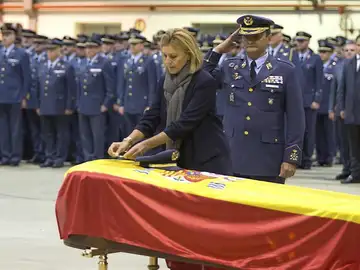 Cospedal condecorao con la Cruz al Mérito Aeronáutico con Distintivo al teniente Fernando Pérez Cospedal condecorao con la Cruz al Mérito Aeronáutico con Distintivo al teniente Fernando Pérez