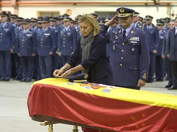 Cospedal condecorao con la Cruz al Mérito Aeronáutico con Distintivo al teniente Fernando Pérez Cospedal condecorao con la Cruz al Mérito Aeronáutico con Distintivo al teniente Fernando Pérez