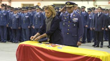 Cospedal condecorao con la Cruz al Mérito Aeronáutico con Distintivo al teniente Fernando Pérez