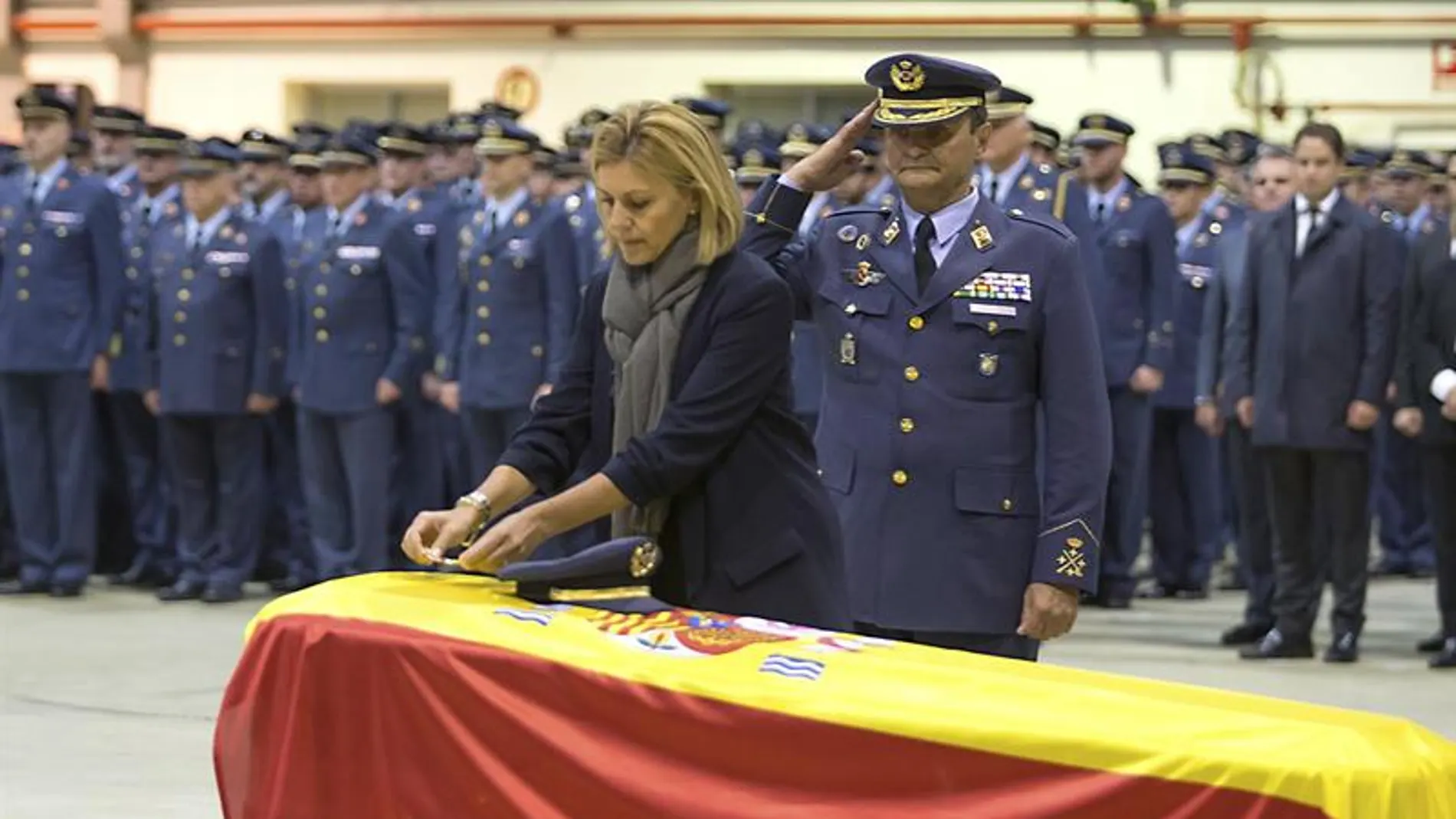 Cospedal condecorao con la Cruz al Mérito Aeronáutico con Distintivo al teniente Fernando Pérez Cospedal condecorao con la Cruz al Mérito Aeronáutico con Distintivo al teniente Fernando Pérez