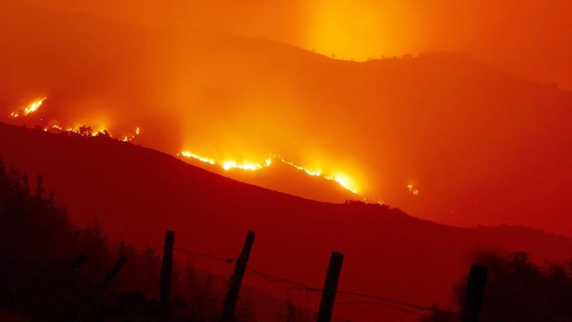 Imagen de archivo de uno de los fuegos que quemó Galicia en 2017 Imagen de archivo de uno de los fuegos que quemó Galicia en 2017