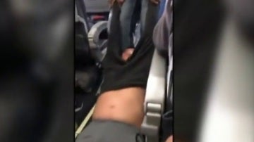 United Airlines expulsa a un pasajero a la fuerza