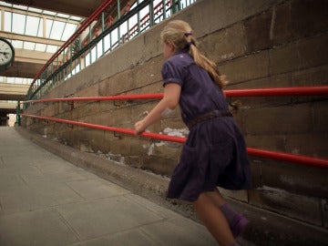 Una niña corriendo