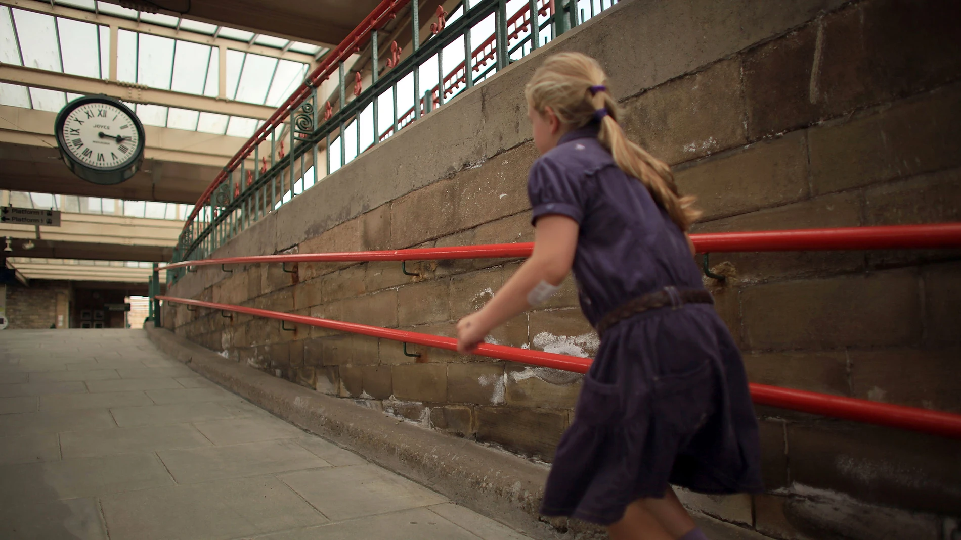 Una niña corriendo Una niña corriendo