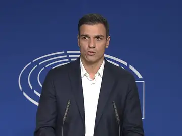 Pedro Sánchez: "Puigdemont debe responder o convocar elecciones" Pedro Sánchez: "Puigdemont debe responder o convocar elecciones"