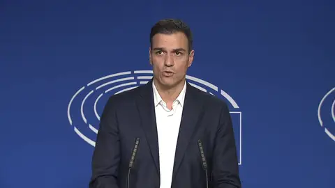 Pedro Sánchez: "Puigdemont debe responder o convocar elecciones" Pedro Sánchez: "Puigdemont debe responder o convocar elecciones"