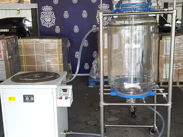 Intervienen 2.650 kilos de un precursor químico y una máquina para fabricar 20 millones de pastillas de éxtasis Intervienen 2.650 kilos de un precursor químico y una máquina para fabricar 20 millones de pastillas de éxtasis