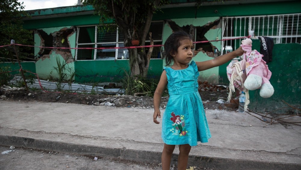 Una niña es vista fuera de una escuela primaria colapsada, 5 días después del terremoto de 7.1 en Jojutla, estado de Morelos, México, el 24 de septiembre de 2017
