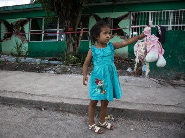 Una niña es vista fuera de una escuela primaria colapsada, 5 días después del terremoto de 7.1 en Jojutla, estado de Morelos, México, el 24 de septiembre de 2017