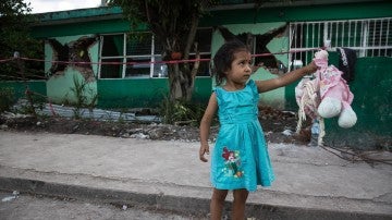 Una niña es vista fuera de una escuela primaria colapsada, 5 días después del terremoto de 7.1 en Jojutla, estado de Morelos, México, el 24 de septiembre de 2017