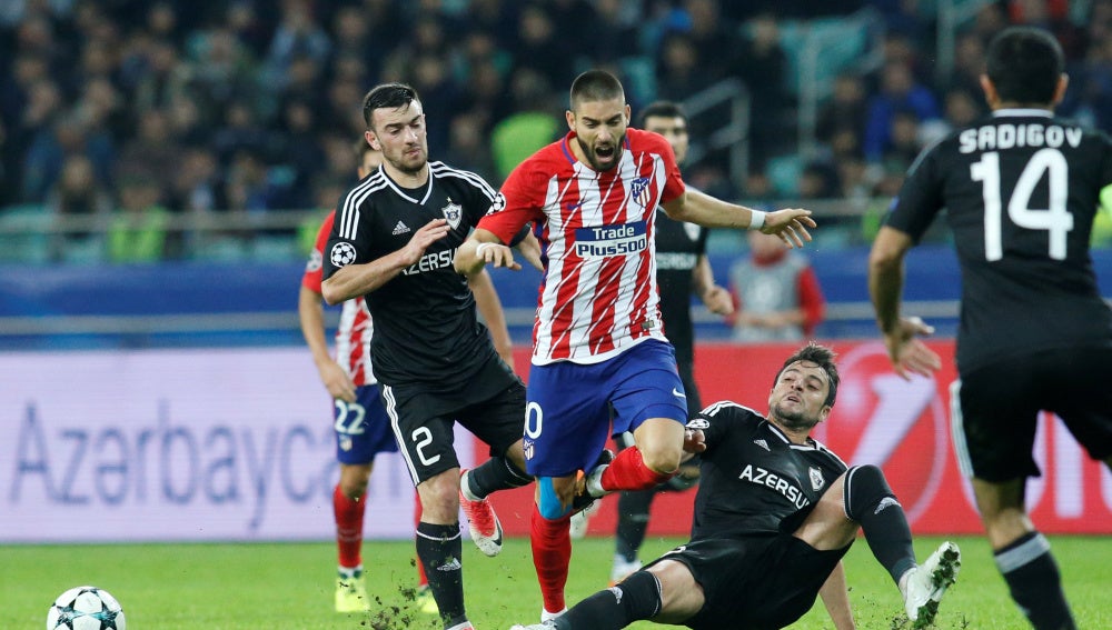 Carrasco intenta avanzar ante la defensa del Qarabag
