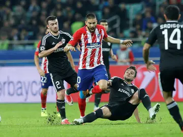 Carrasco intenta avanzar ante la defensa del Qarabag Carrasco intenta avanzar ante la defensa del Qarabag