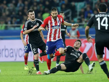 Carrasco intenta avanzar ante la defensa del Qarabag Carrasco intenta avanzar ante la defensa del Qarabag