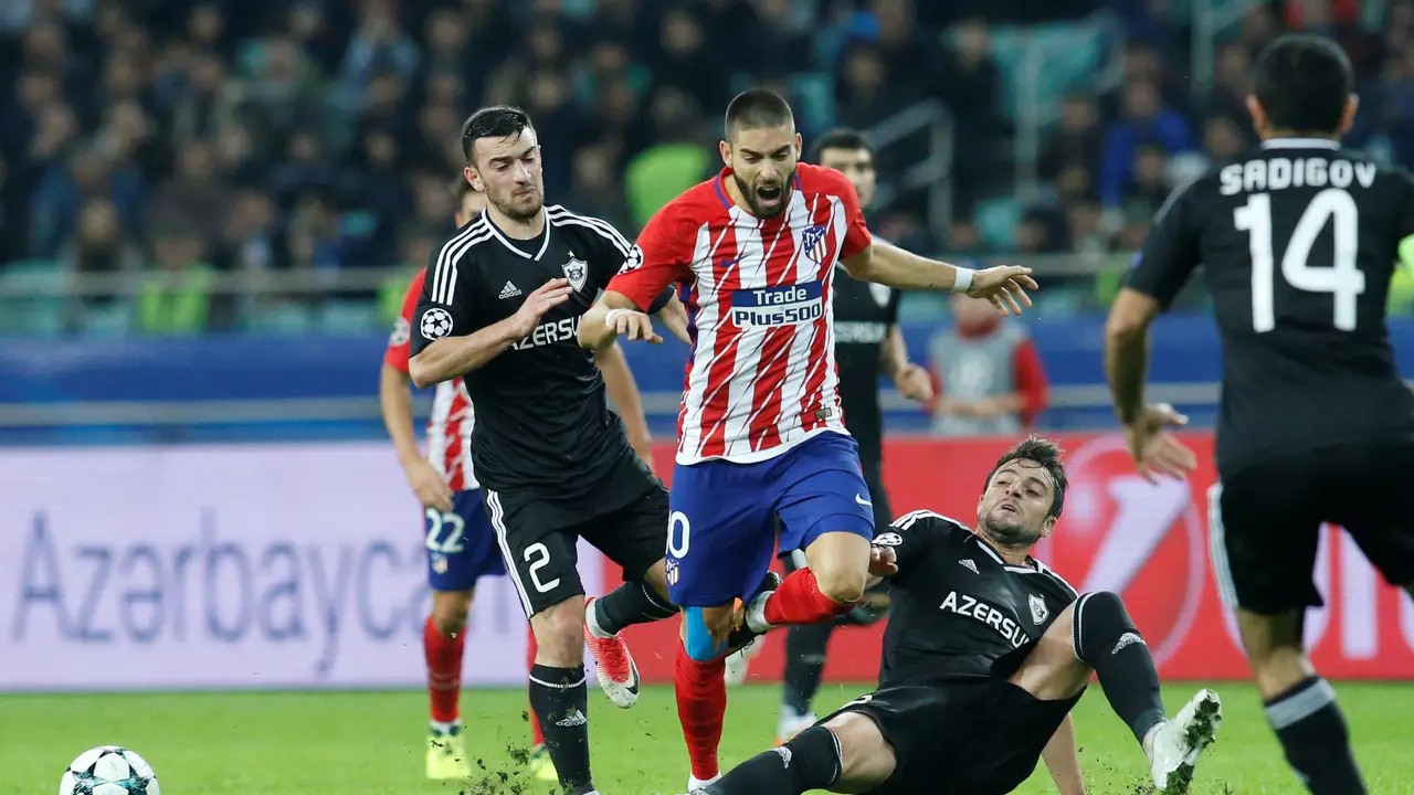 Carrasco intenta avanzar ante la defensa del Qarabag