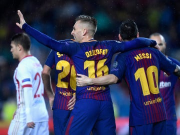 Deulofeu y Messi celebran el 1-0 frente al Olympiacos