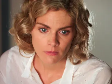 Julia escucha la voz de Andrés por primera vez desde que llegó a Melilla Julia escucha la voz de Andrés por primera vez desde que llegó a Melilla