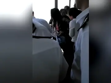 Una mujer trata de saltar al agua desde un barco Una mujer trata de saltar al agua desde un barco
