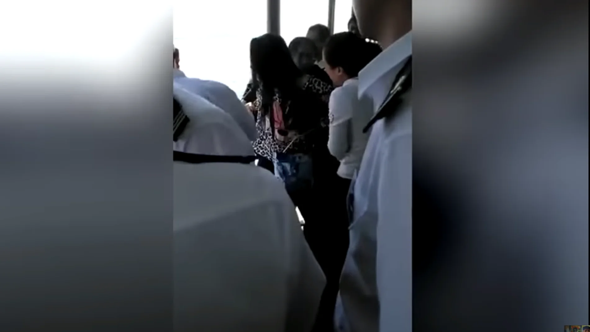 Una mujer trata de saltar al agua desde un barco Una mujer trata de saltar al agua desde un barco