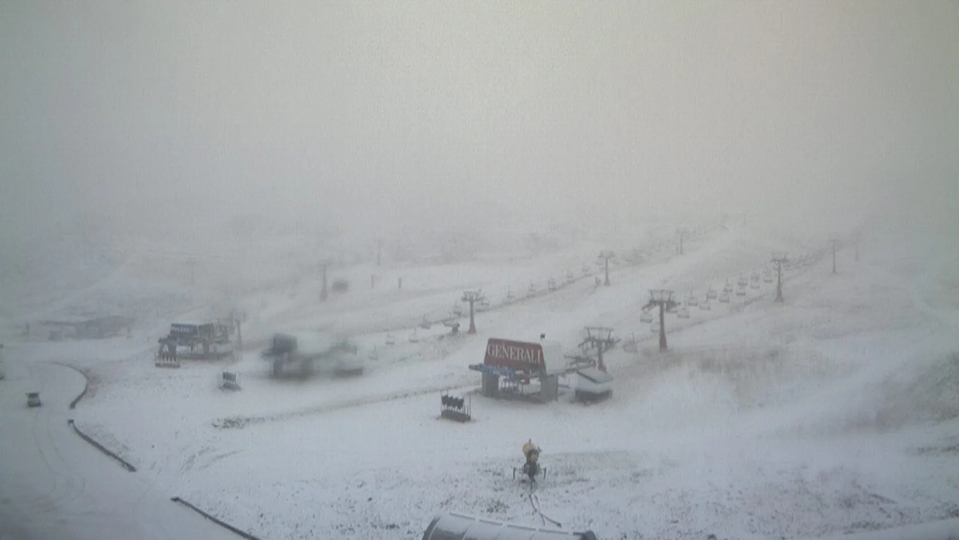 Caen los primeros copos de nieve en la estación de esquí de Sierra Nevada Caen los primeros copos de nieve en la estación de esquí de Sierra Nevada