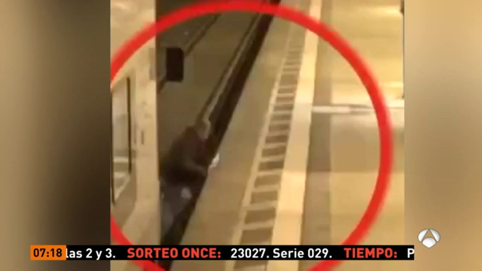 Una cámara de seguridad capta el momento en el que un tren arrolla a un hombre en Alemania
