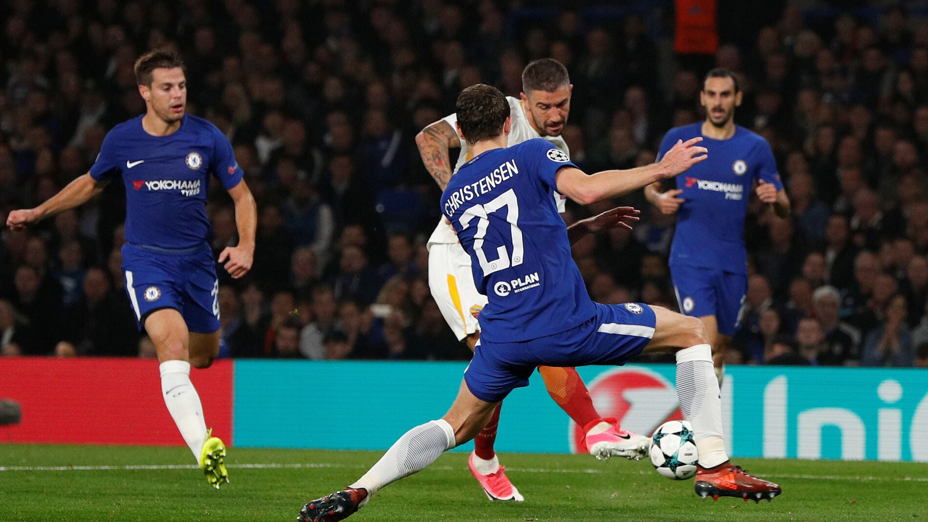 Kolarov dispara a puerta ante la oposici&oacute;n del Chelsea
