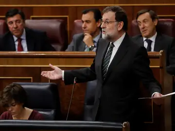 Rajoy pide a Puigdemont "sensatez" para evitar que tenga que aplicar el 155 Rajoy pide a Puigdemont "sensatez" para evitar que tenga que aplicar el 155