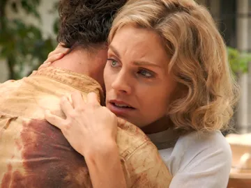 Julia se reencuentra con Andrés ante la mirada de Fidel Julia se reencuentra con Andrés ante la mirada de Fidel