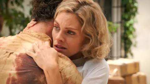 Julia se reencuentra con Andrés ante la mirada de Fidel Julia se reencuentra con Andrés ante la mirada de Fidel