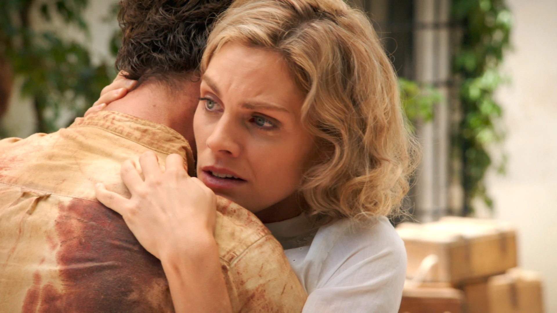 Julia se reencuentra con Andrés ante la mirada de Fidel