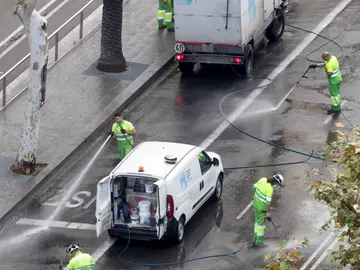 Operarios de limpieza trabajan en la avenida Diagonal Operarios de limpieza trabajan en la avenida Diagonal