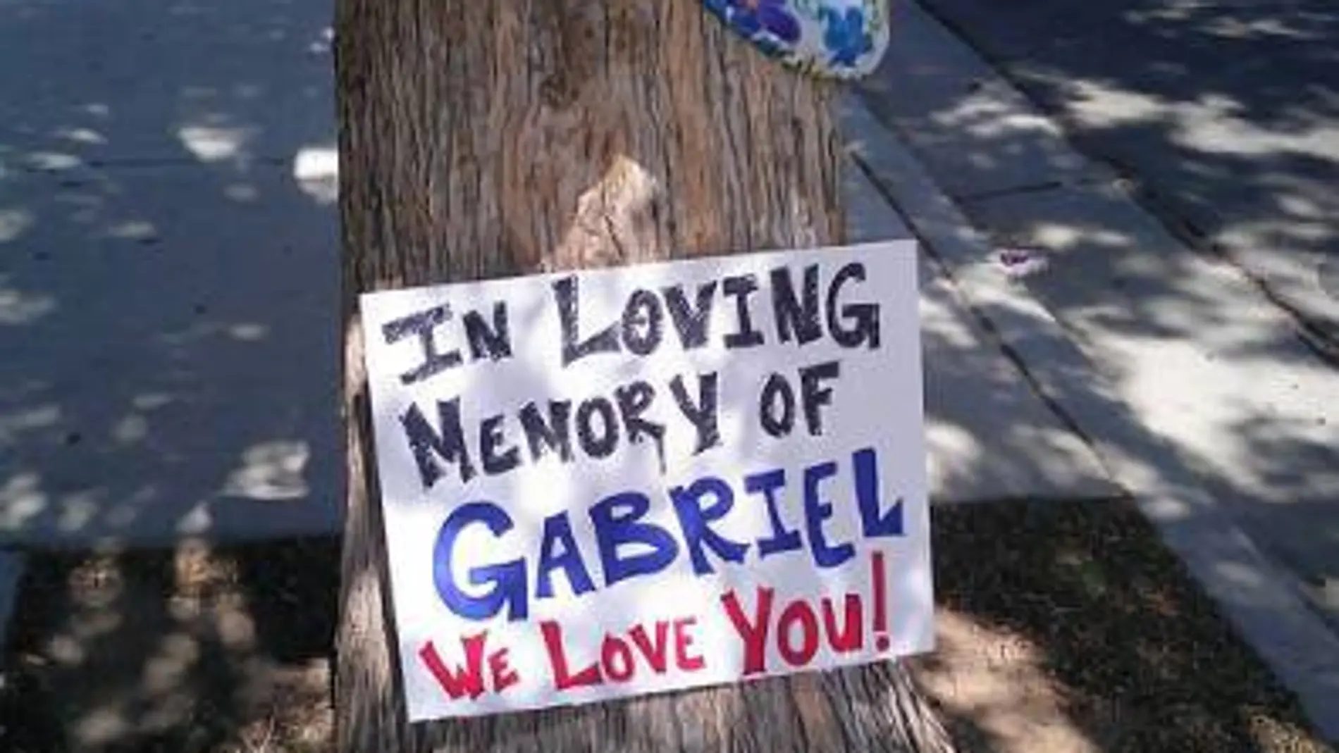 Un altar improvisado en memoria del pequeño Un altar improvisado en memoria del pequeño