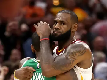 LeBron James abraza a Kyrie Irving tras disputar su partido NBA LeBron James abraza a Kyrie Irving tras disputar su partido NBA