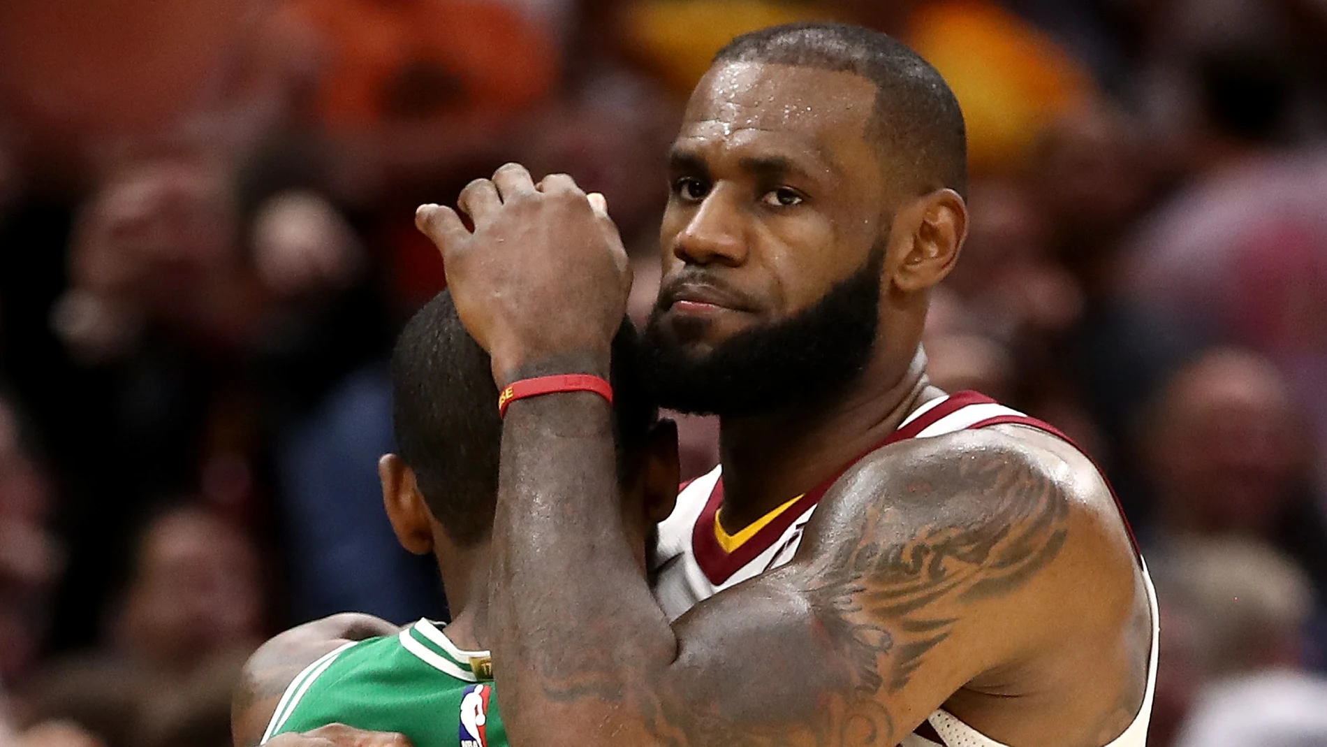LeBron James abraza a Kyrie Irving tras disputar su partido NBA LeBron James abraza a Kyrie Irving tras disputar su partido NBA