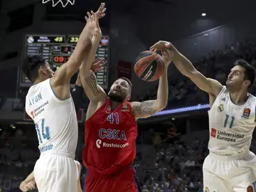 Kurbanov trata de entrar a canasta entre Ayón y Campazzo Kurbanov trata de entrar a canasta entre Ayón y Campazzo