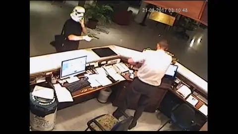 Un hombre, disfrazado con una máscara de la Guerra de las Galaxias, atraca a punta de pistola al recepcionista de un hotel Un hombre, disfrazado con una máscara de la Guerra de las Galaxias, atraca a punta de pistola al recepcionista de un hotel