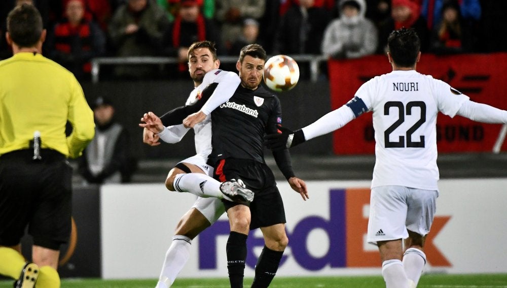 Aduriz pelea por un balón con un jugador del Östersund