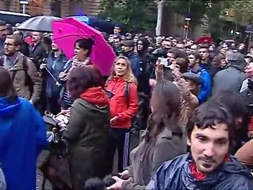 Alrededor de 200 personas se concentrans ante la Delegación del Gobierno en Cataluña por la libertad de Sànchez y Cuixart Alrededor de 200 personas se concentrans ante la Delegación del Gobierno en Cataluña por la libertad de Sànchez y Cuixart