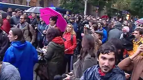 Alrededor de 200 personas se concentrans ante la Delegación del Gobierno en Cataluña por la libertad de Sànchez y Cuixart Alrededor de 200 personas se concentrans ante la Delegación del Gobierno en Cataluña por la libertad de Sànchez y Cuixart