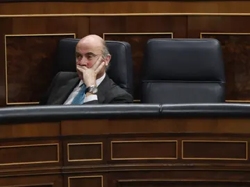 Guindos pide al Congreso aprobar sin cambios el decreto del cambio de sede para no generar "dudas" Guindos pide al Congreso aprobar sin cambios el decreto del cambio de sede para no generar "dudas"
