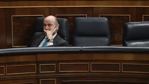 Guindos pide al Congreso aprobar sin cambios el decreto del cambio de sede para no generar "dudas" Guindos pide al Congreso aprobar sin cambios el decreto del cambio de sede para no generar "dudas"