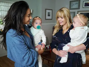 Shay Mitchell y Sasha Pieterse en 'Pretty Little Liars' Shay Mitchell y Sasha Pieterse en 'Pretty Little Liars'
