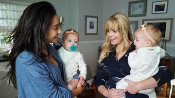 Shay Mitchell y Sasha Pieterse en 'Pretty Little Liars'