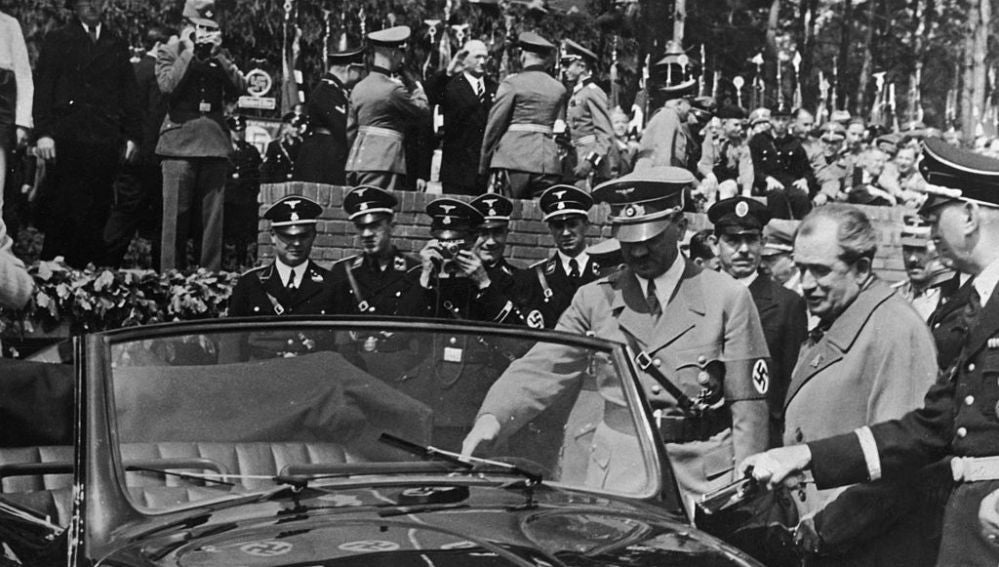 Adolf Hitler junto a Ferdinand Porsche