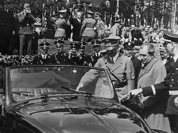 Adolf Hitler junto a Ferdinand Porsche Adolf Hitler junto a Ferdinand Porsche