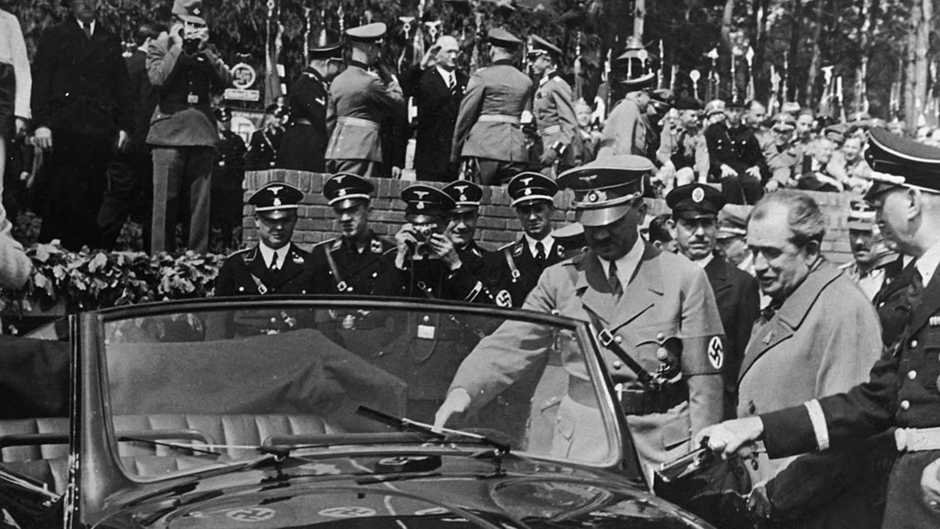 Adolf Hitler junto a Ferdinand Porsche Adolf Hitler junto a Ferdinand Porsche