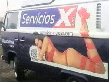 Denuncian una furgoneta que anuncia una página de contactos sexuales