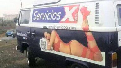 Denuncian una furgoneta que anuncia una página de contactos sexuales