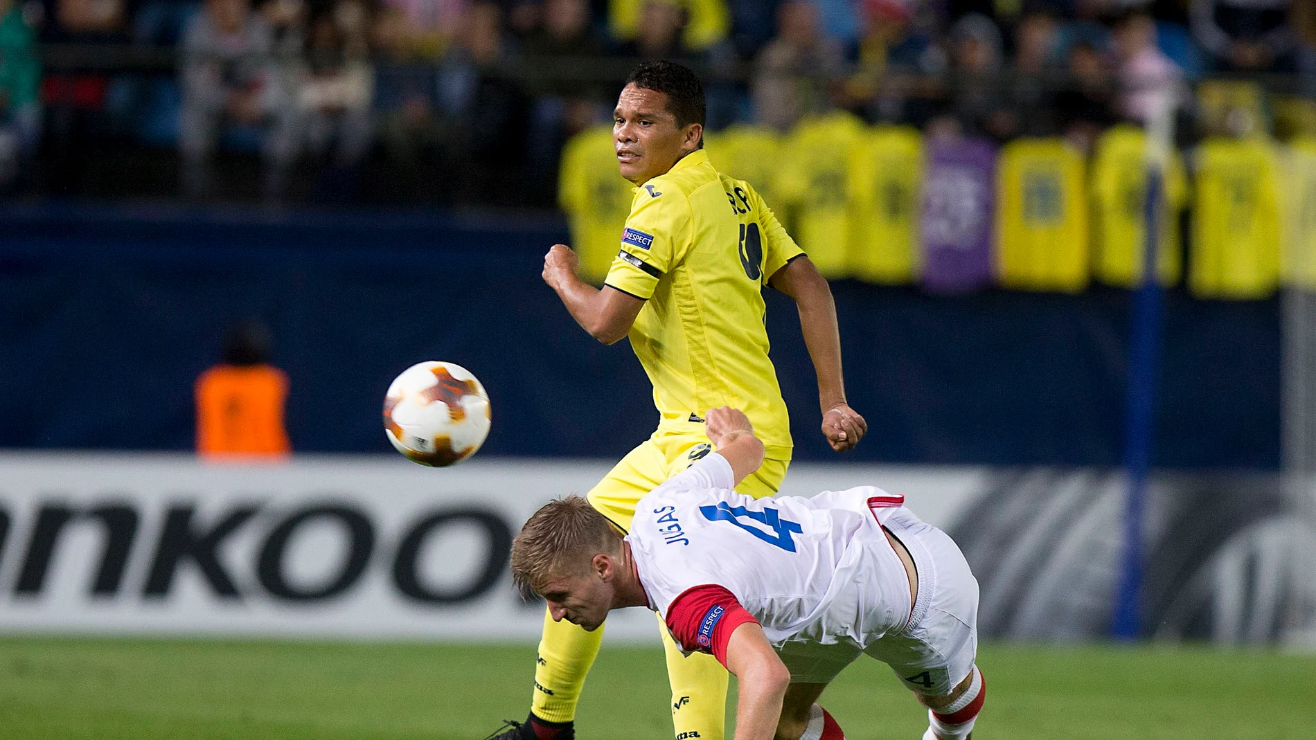 Carlos Bacca pelea por un balón con Jakub Jugas Carlos Bacca pelea por un balón con Jakub Jugas
